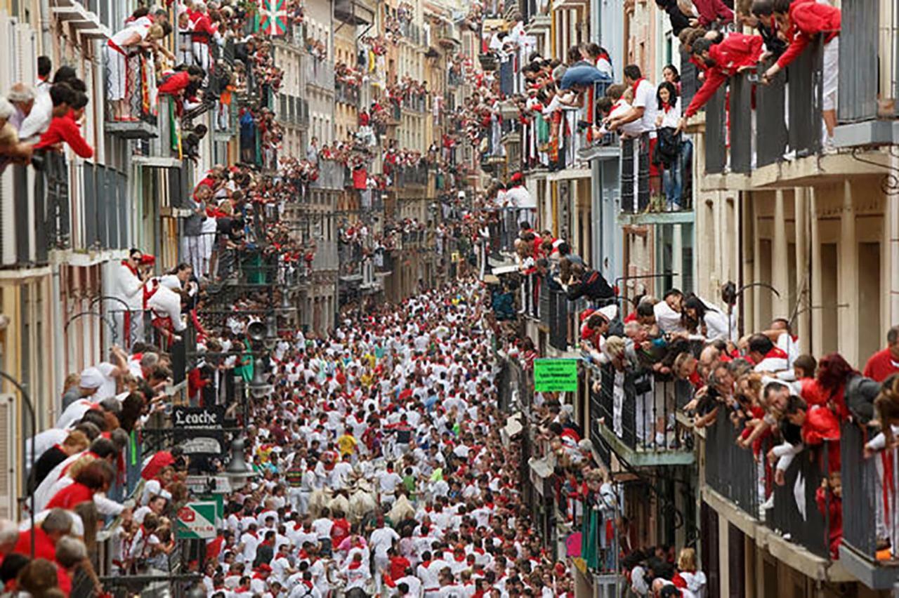 Balcon Curva De Estafeta - Centro Apartment Pamplona Luaran gambar